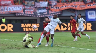 Susah Payah Imbangi Persija, Persib Bandung Tetap Kokoh di Puncak Klasemen