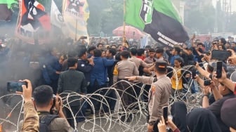 Massa Mahasiswa Minta Ketua DPRD Jatim Telepon Prabowo, Demo Sempat Ricuh