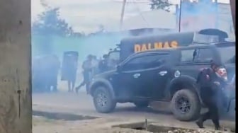 Dituding Gunakan Peluru Tajam saat Bubarkan Massa Pelajar Tolak MBG di Papua, Polda Bantah: Pakai Gas Air Mata!