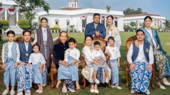 Adu Gaya Selvi Ananda, Kahiyang Ayu, dan Erina Gudono dalam Foto Keluarga di Istana: Saudara Ipar Kompak Tampil Elegan