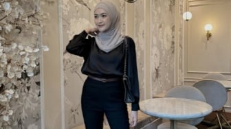 4 Outfit Hitam Putih ala Sari Endah Pratiwi, Simpel Tapi Tetap Kekinian!