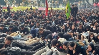 Aksi Tiarap Mahasiswa di Gedung DPRD Malang, Ternyata Ini Arti di Baliknya