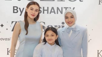 Adu Gaya Aurel Hermansyah dan Aaliyah Massaid dalam Balutan Busana Biru, Tentengan Chanel Vs Dior