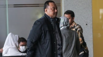 Tersangka kasus korupsi Ketua Komisi D DPRD Provinsi Jawa Tengah dari PDIP periode 2019-2024, Alwin Basri tiba di Gedung Merah Putih KPK, Jakarta, Rabu (19/2/2025). [Suara.com/Alfian Winanto]