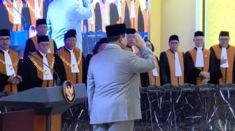 Kagum pada Hakim, Prabowo Turun Podium Beri Hormat di Sidang MA