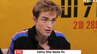 Dapat Bingkisan Spesial dari Wartawan Indonesia, Reaksi Robert Pattinson dan Bong Joon-Ho Curi Perhatian