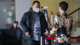 Tersangka kasus korupsi Ketua Komisi D DPRD Provinsi Jawa Tengah dari PDIP periode 2019-2024, Alwin Basri tiba di Gedung Merah Putih KPK, Jakarta, Rabu (19/2/2025). [Suara.com/Alfian Winanto]