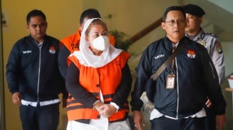 Tersangka kasus korupsi Walikota Semarang, Hevearita Gunaryanti Rahayu alias Mbak Ita memakai rompi oranye usai menjalani pemeriksaan di Gedung Merah Putih KPK, Jakarta, Rabu (19/2/2025). [Suara.com/Alfian Winanto]