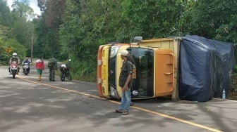 Truk Bermuatan Limbah Kardus Terguling di Sukabumi, Begini Kondisi Sopir dan Kernet