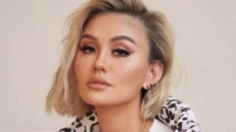 Apa Pekerjaan Orang Tua Agnez Mo? Anaknya Curhat Tak Lahir di Keluarga Tajir, Akui Berat Didenda Rp1,5 M