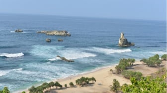 Pantai Buyutan, Menikmati Deburan Ombak dan Angin Laut yang Menyejukkan