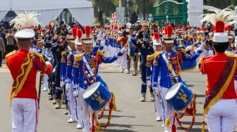 Drum band membuka pelantikan ratusan kepala daerah terpilih dari gubernur, wali kota dan bupati yang berjalan beriringan dari Monumen Nasional menuju Istana Merdeka, Jakarta, Kamis (20/2/2025). [Suara.com/Alfian Winanto]