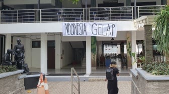 Gejolak #IndonesiaGelap Belum Reda, Mahasiswa UGM Pasang Spanduk Kritik Pemerintah