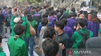 Demo Indonesia Gelap di Patung Kuda, Mahasiswa Coba Terobos Blokade dengan Menarik Pagar Beton