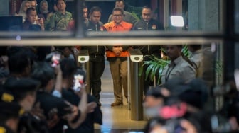 Sekjen PDI Perjuangan Hasto Kristiyanto (tengah) berjalan keluar usai konferensi pers penahanan tersangka di Gedung Merah Putih KPK, Jakarta, Kamis (20/2/2025). [ANTARA FOTO/Fauzan/tom]