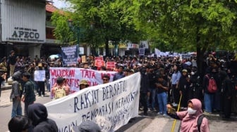 Suarakan Tagar Indonesia Gelap, Ribuan Massa Hitamkan Kawasan Malioboro hingga Titik Nol Kilometer