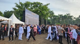 Usai Jalan Baris Berbaris dari Monas ke Istana Merdeka, Kepala Daerah Minum Minuman Isotonik Jelang Dilantik