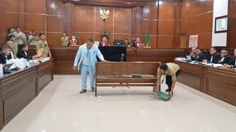 Dramatis! Hotman Paris Dibopong ke RS, Sidang Lawan Razman Arif Nasution Ditunda