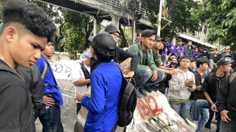 Demo Memanas! Mahasiswa Tarik Barier Beton di Depan Istana