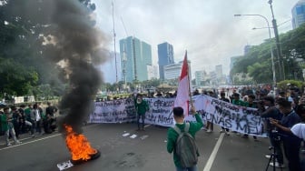 LIVE STREAMING:  Kondisi Terkini Demo Akbar Indonesia Gelap di Patung Kuda