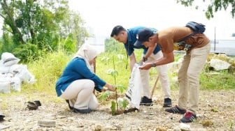 Cegah Longsor, Petrokimia Gresik Gandeng PWI dan Pemkab Gresik Tanam Ratusan Pohon Produktif