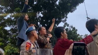 Demo Ricuh Indonesia Gelap: Mahasiswa Robohkan Barikade, Mensesneg Utusan Prabowo Temui Massa!