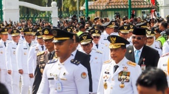 Ratusan kepala daerah terpilih dari gubernur, wali kota dan bupati berjalan beriringan dari Monumen Nasional menuju Istana Merdeka, Jakarta, Kamis (20/2/2025). [Suara.com/Alfian Winanto]