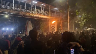 Panas! Bentrok Demo Indonesia Gelap di Patung Kuda, Petasan dan Molotov Terbang ke Arah Polisi