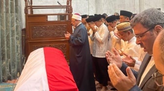 Eks Wakapolri Syafruddin Kambo Wafat, Sandiaga Uno Ikut Salat Jenazah