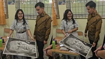 Sosok Siswi SMA Titip Lukisan Bergambar Prabowo ke Gibran