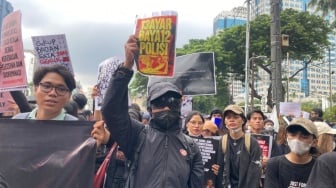 Indonesia Gelap! Massa Demo Putar Lagu Bayar..Bayar..Bayar di Patung Kuda