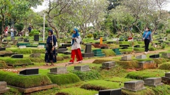 Warga melakukan ziarah kubur di TPU Karet Bivak, Jakarta, Sabtu (22/2/2025). [Suara.com/Alfian Winanto]
