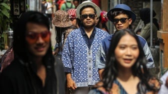 Peserta mengenakan busana inovasi kain batik saat mengikuti peragaan busana bertajuk Sukacita Bustaman di Kampung Bustaman, Semarang, Jawa Tengah, Sabtu (22/2/2025). ANTARA FOTO/Makna Zaezar/nz]