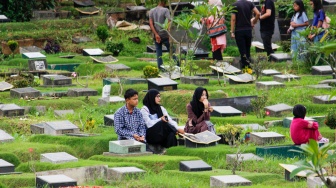 Warga melakukan ziarah kubur di TPU Karet Bivak, Jakarta, Sabtu (22/2/2025). [Suara.com/Alfian Winanto]
