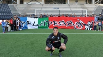 Potret Calon Pemain Timnas Indonesia Joey Pelupessy dengan Bendera RMS