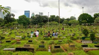 Warga melakukan ziarah kubur di TPU Karet Bivak, Jakarta, Sabtu (22/2/2025). [Suara.com/Alfian Winanto]
