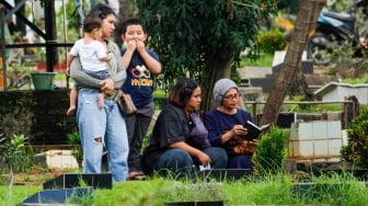 Warga melakukan ziarah kubur di TPU Karet Bivak, Jakarta, Sabtu (22/2/2025). [Suara.com/Alfian Winanto]
