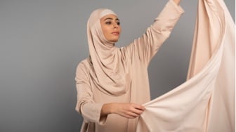 Tren Gamis 2025: Brokat, Layered, dan Warna-Warna Elegan