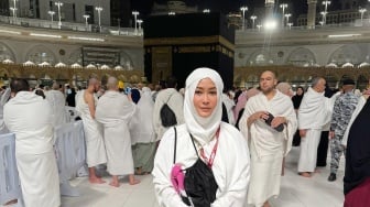 Inul Daratista Alami Keajaiban Saat Umrah, 30 Menit Peluk dan Cium Kakbah