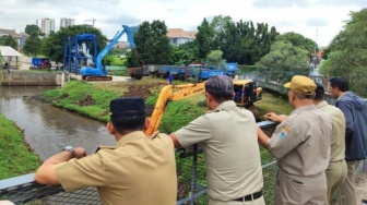 Kerahkan 665 Personel, Pemkot Jaksel Keruk Lumpur Waduk Lebak Bulus untuk Tangani Banjir