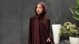 Seperti Apa Baju Warna Coklat Mahogany? Intip Tren Gamis Lebaran 2025 dan Perpaduannya