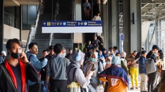 Suasana aktivitas penumpang di Peron jalur 1 bangunan baru Stasiun Tanah Abang, Jakarta, Selasa (25/2/2025). [Suara.com/Alfian Winanto]