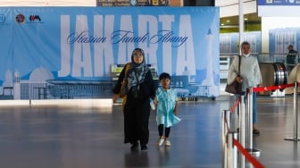 Suasana aktivitas penumpang di Peron jalur 1 bangunan baru Stasiun Tanah Abang, Jakarta, Selasa (25/2/2025). [Suara.com/Alfian Winanto]