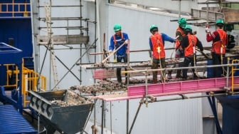 Suasana pengolahan sampah di Refuse Derived Fuel (RDF) Rorotan, Jakarta, Selasa (25/2/2025). [Suara.com/Alfian Winanto]