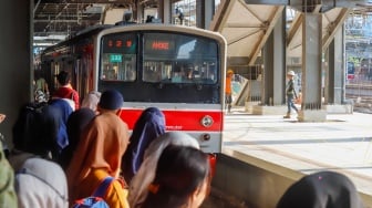 Penumpang menunggu kedatangan kereta di Peron jalur 1 bangunan baru Stasiun Tanah Abang, Jakarta, Selasa (25/2/2025). [Suara.com/Alfian Winanto]