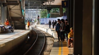 Suasana aktivitas penumpang di Peron jalur 1 bangunan baru Stasiun Tanah Abang, Jakarta, Selasa (25/2/2025). [Suara.com/Alfian Winanto]