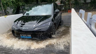 Hujan Turun? Tenang, Ini Rahasia Jitu Berkendara Aman dengan Mobil Listrik