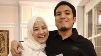 Deretan Momen Kebersamaan Desta dan Natasha Rizky Usai Cerai, Terbaru Nangis Saat Baca Puisi Mantan Istri