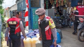 Gelar Razia Jelang Ramadan, Polresta Cirebon Sita Ratusan Botol Miras dan Puluhan Jeriken Tuak