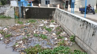 Pintu Air Joyotakan Siaga! Ketinggian Sempat 3,5 Meter, Sampah Hambat Aliran